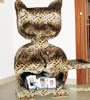 Meuble chat en carton recouvert de tissus fauve
